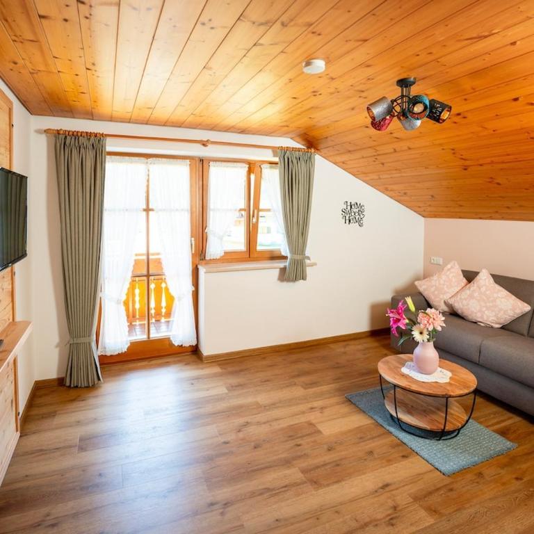 Wohlfühl Auszeit in den Bergen - Apartment mit 1 Schlafzimmer, Balkon und Bergblick - 2