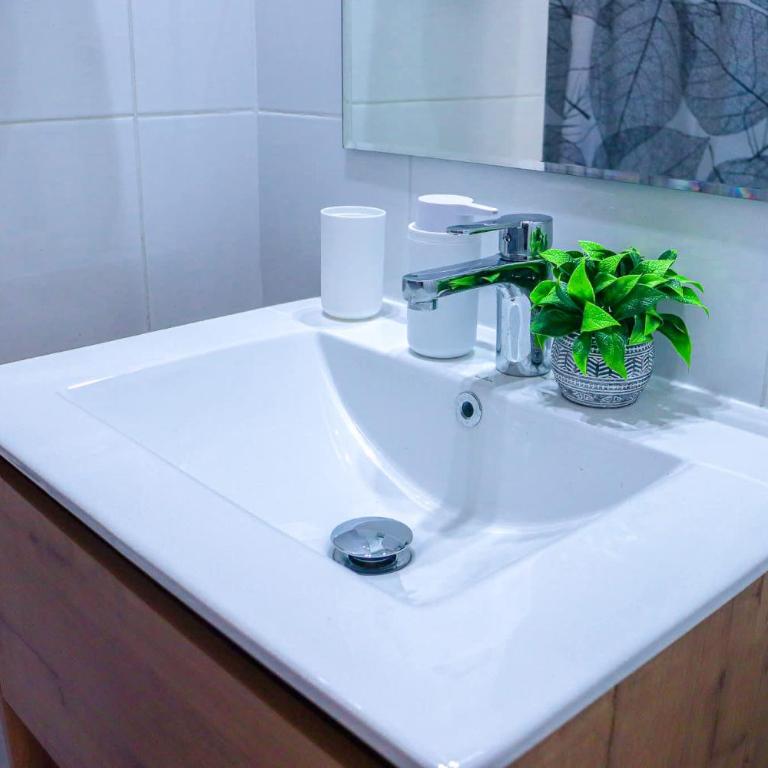 HOM I AireAcond Wifi Piscina Gym MetroSanta Isabel - Apartamento - 16