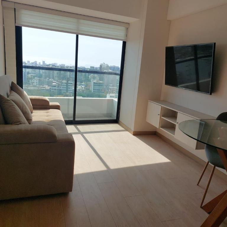 Modern Apartment with AC and Pool near Miraflores, Fast WiFi - One-Bedroom Apartment with City View - 2