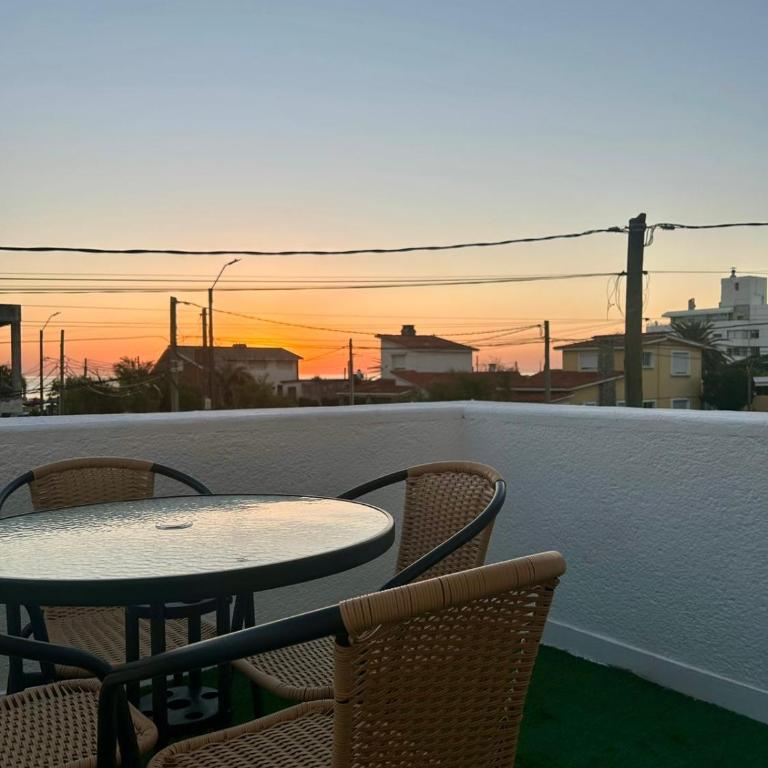 Piriapolis Centro Playa a una cuadra parrillero y cochera 4 habitaciones 3 banos - Four-Bedroom Vacation Home - 24