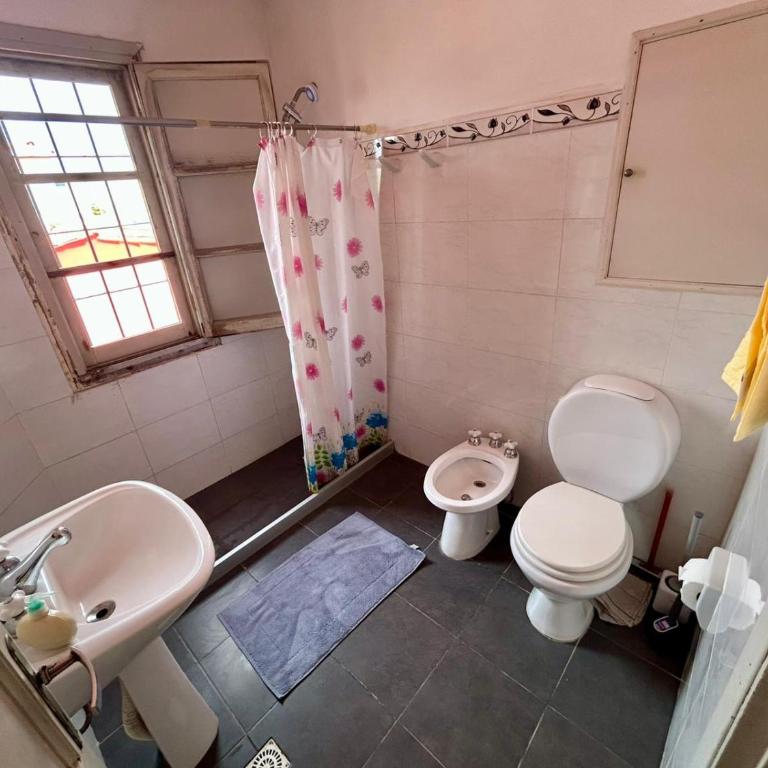 Piriapolis Centro Playa a una cuadra parrillero y cochera 4 habitaciones 3 banos - Four-Bedroom Vacation Home - 17