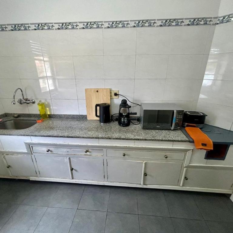 Piriapolis Centro Playa a una cuadra parrillero y cochera 4 habitaciones 3 banos - Four-Bedroom Vacation Home - 13