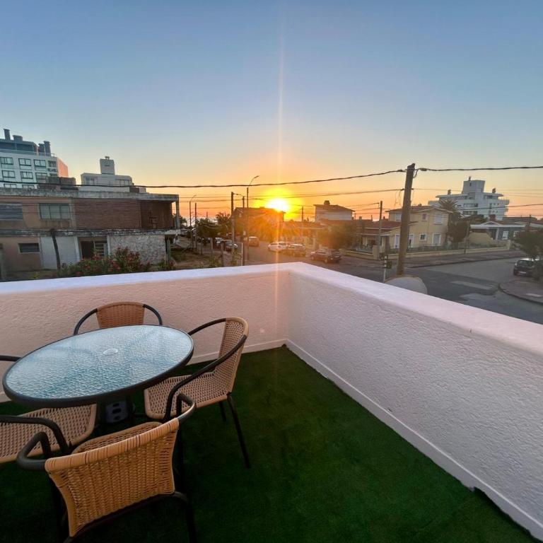 Piriapolis Centro Playa a una cuadra parrillero y cochera 4 habitaciones 3 banos - Four-Bedroom Vacation Home - 34