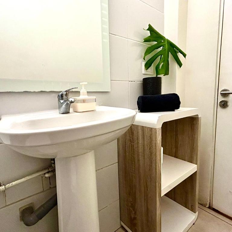 Habitación privada con estacionamiento - Sector Los Dominicos - Double Room with Private Bathroom - 6