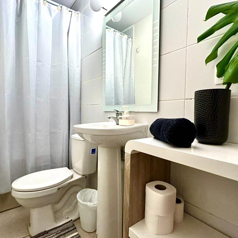 Habitación privada con estacionamiento - Sector Los Dominicos - Double Room with Private Bathroom - 5