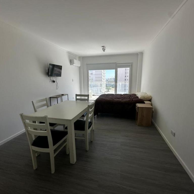 Depart a una cuadra de la playa, garaje, pileta - Apartamento de 1 dormitorio - 2