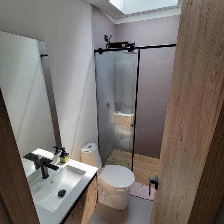 Linda Habitación a pasos de vive Claro, parque Simon Bolivar - Habitación Doble con baño privado - 3