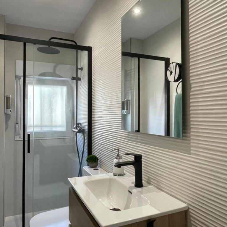 Hogar de 3 dormitorios acogedores - Three-Bedroom Apartment - 17