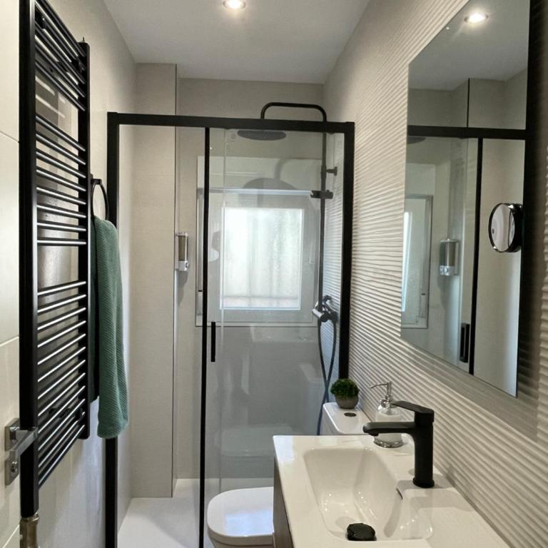 Hogar de 3 dormitorios acogedores - Three-Bedroom Apartment - 21