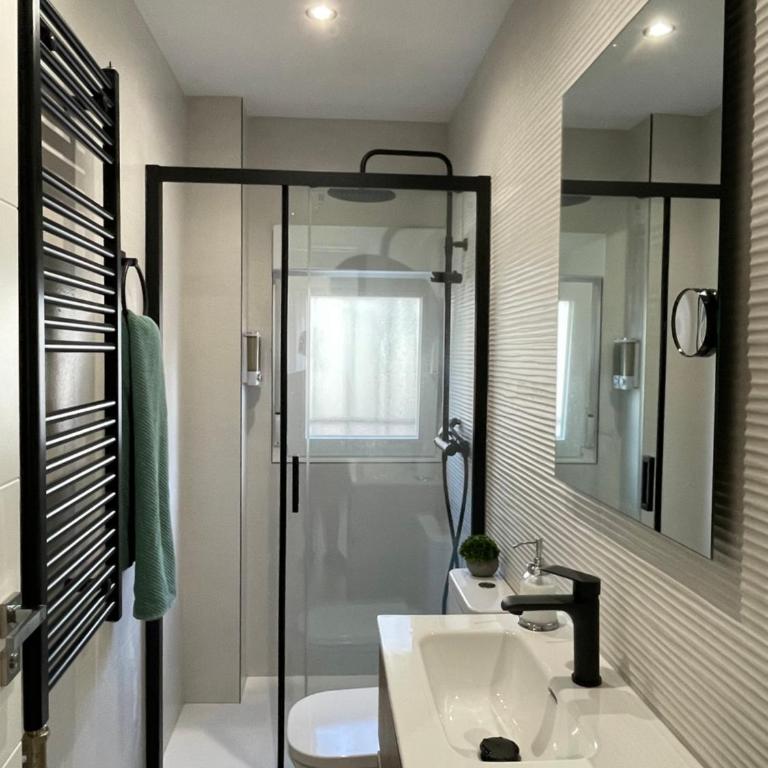 Hogar de 3 dormitorios acogedores - Three-Bedroom Apartment - 22