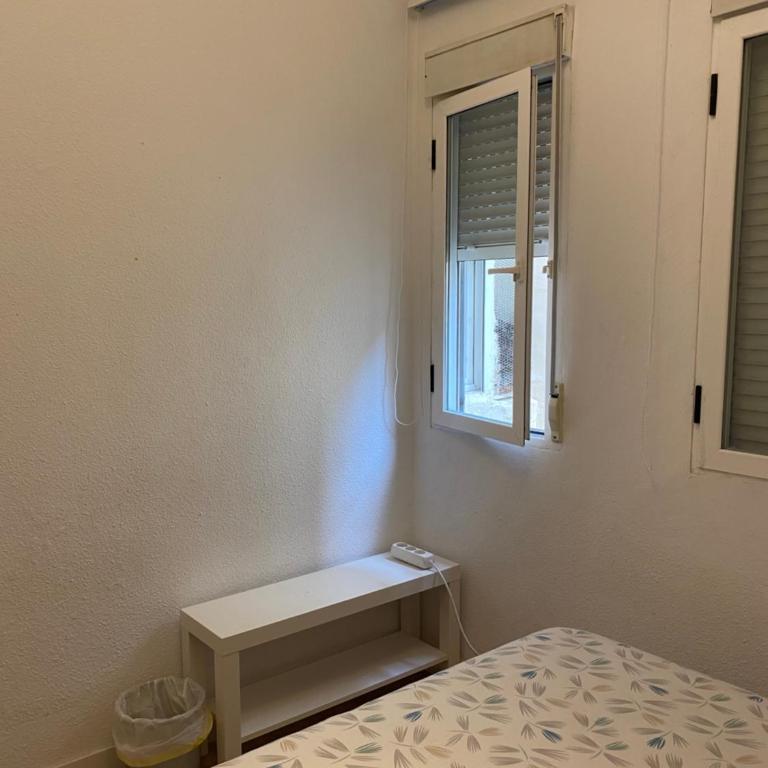 Private Rooms Madrid El Retiro - Double Room with Shared Bathroom - 4