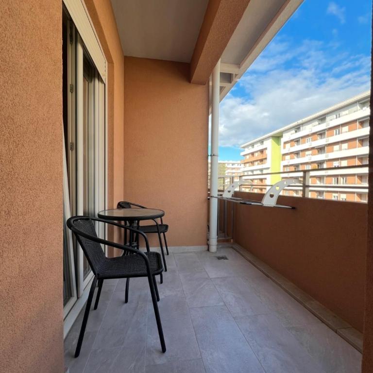White Homes 1BR - Central Point - One-Bedroom Superior Apartment - 3