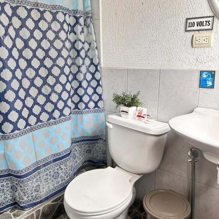 Hostal La Estación Quito - Standard Twin Room - 11