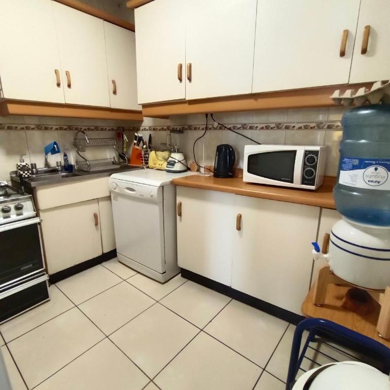 Departamento Poniente a pasos del casino y playas - Three-Bedroom Apartment - 8