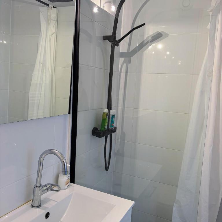 Ambiance marine, bel appartement avec vue mer, balcon, piscine et tennis - One-Bedroom Apartment - 12