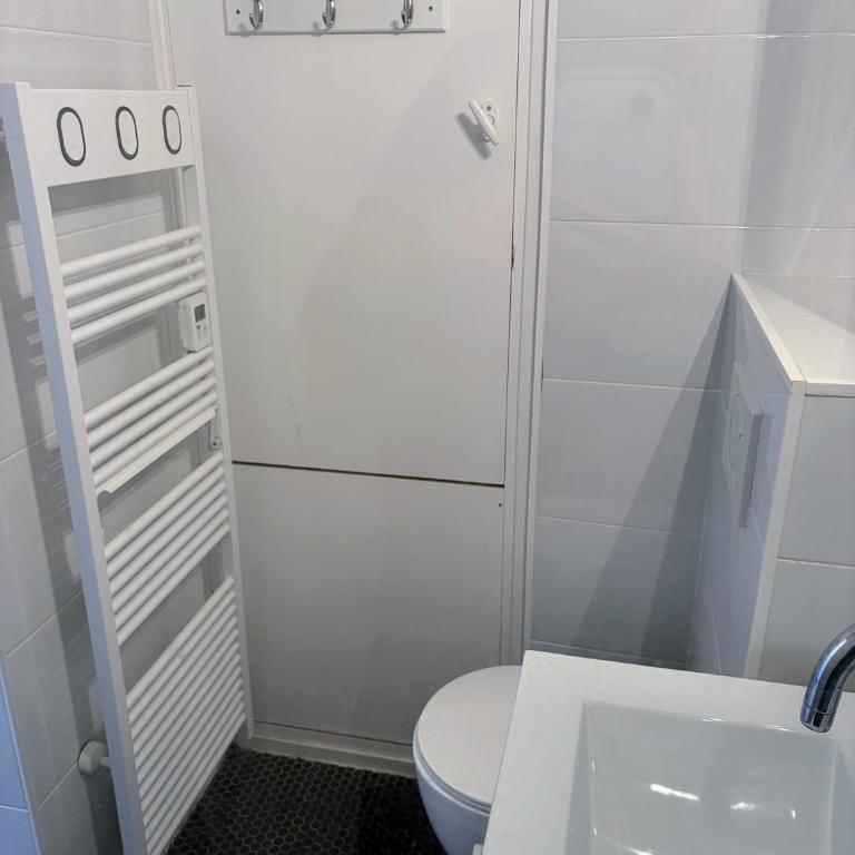 Ambiance marine, bel appartement avec vue mer, balcon, piscine et tennis - One-Bedroom Apartment - 13