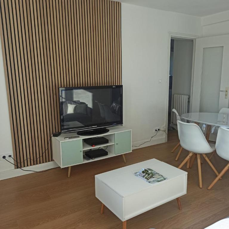 charmant appartement 3 chambres, très lumineux - Three-Bedroom Apartment - 6