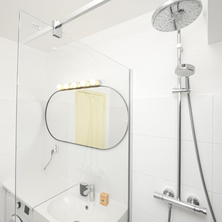 Vue mer port de garavan - Appartement 1 Chambre - 13