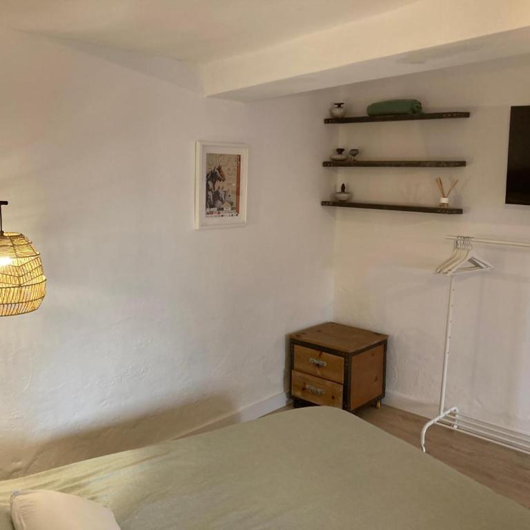 Habitación amplia y tranquila con baño privado en piso compartido - Apartamento de 1 dormitorio - 3