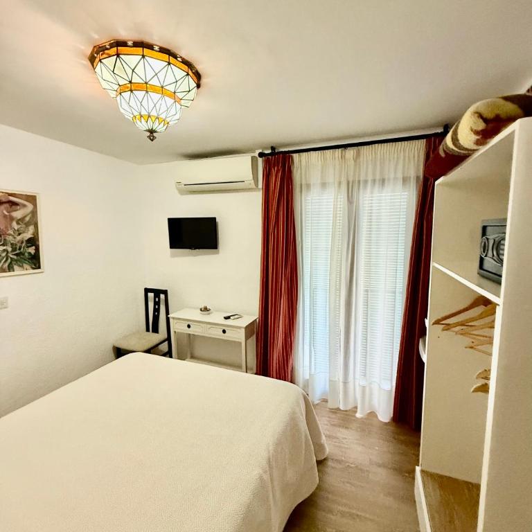 Pension Zurita - Double or Twin Room with Shared Bathroom - 8