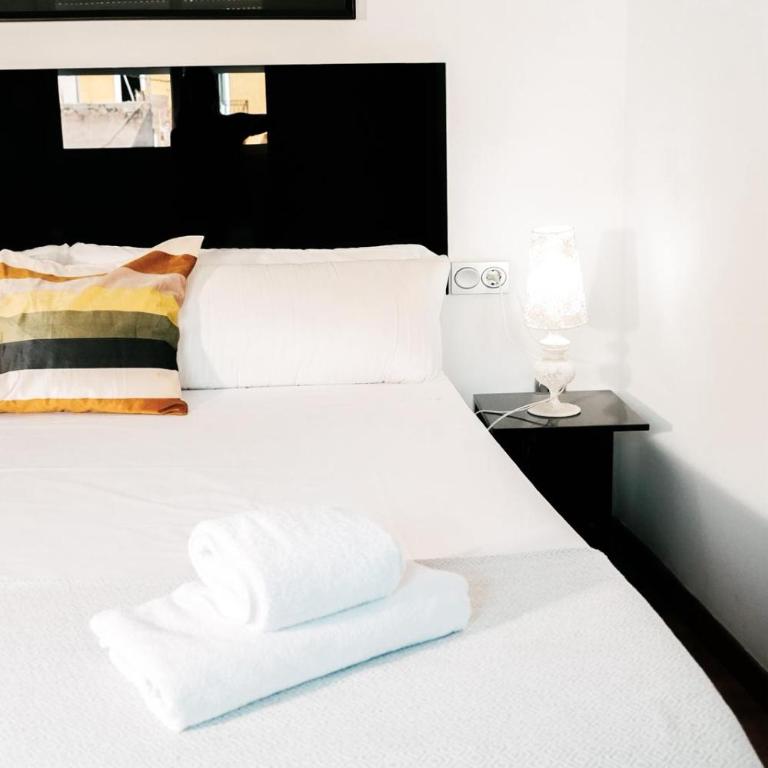 Happy Apartments Valencia - Two-Bedroom Apartment with Terrace (5 Adults) - 11