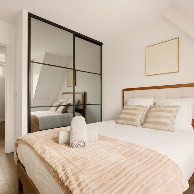Ecrin Parisien Cosy & Chic Au pied des Champs Élysées 1 min - Two-Bedroom Apartment - 3