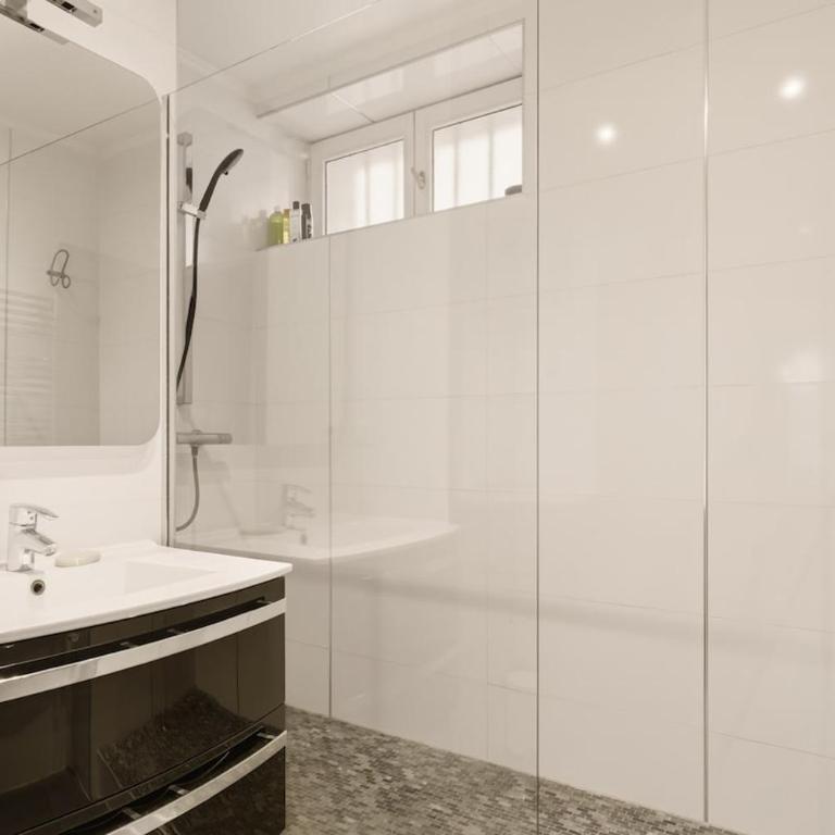 Ecrin Parisien Cosy & Chic Au pied des Champs Élysées 1 min - Two-Bedroom Apartment - 10