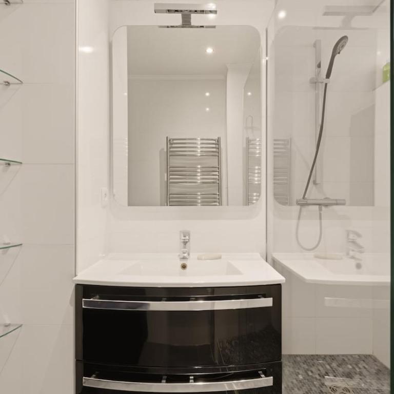 Ecrin Parisien Cosy & Chic Au pied des Champs Élysées 1 min - Two-Bedroom Apartment - 12
