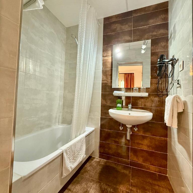 Pension Zurita - Comfort Triple Room - 9