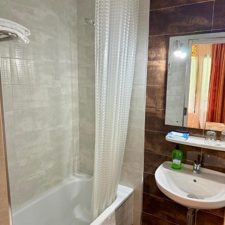 Pension Zurita - Double or Twin Room with Private Bathroom - 31