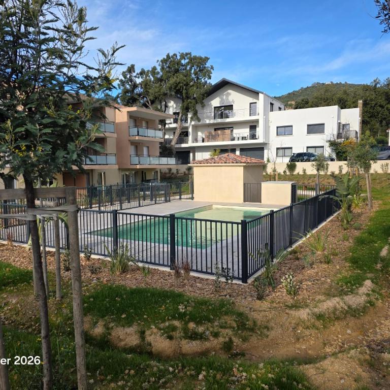 Spacieux appartement dans résidence avec piscine - Two-Bedroom Apartment - 1
