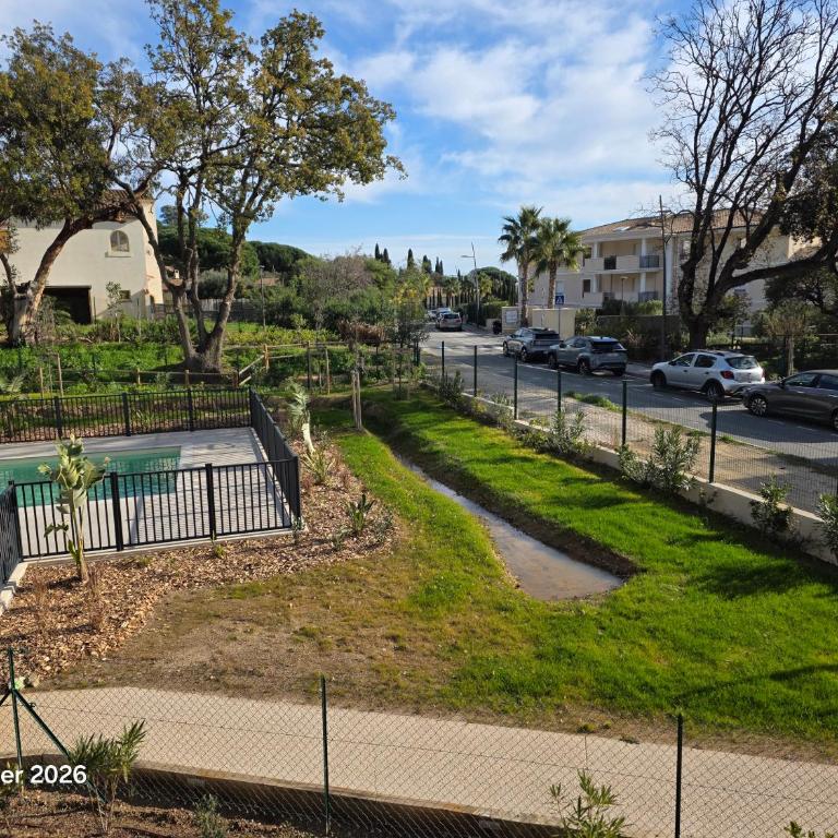 Spacieux appartement dans résidence avec piscine - Two-Bedroom Apartment - 17