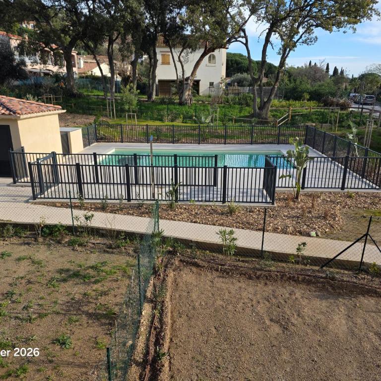 Spacieux appartement dans résidence avec piscine - Two-Bedroom Apartment - 18