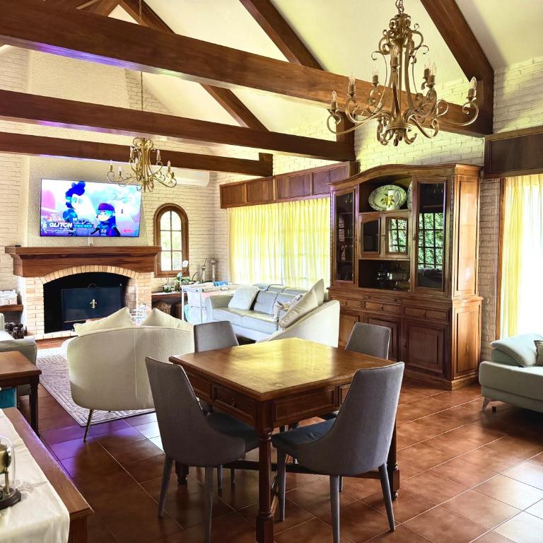 Chalet Saint Tropez - Bright & Spacious 5BR Home - Walk to Imarangatú - Chalet - 3