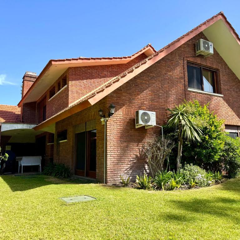 Chalet Saint Tropez - Bright & Spacious 5BR Home - Walk to Imarangatú - Chalet - 20