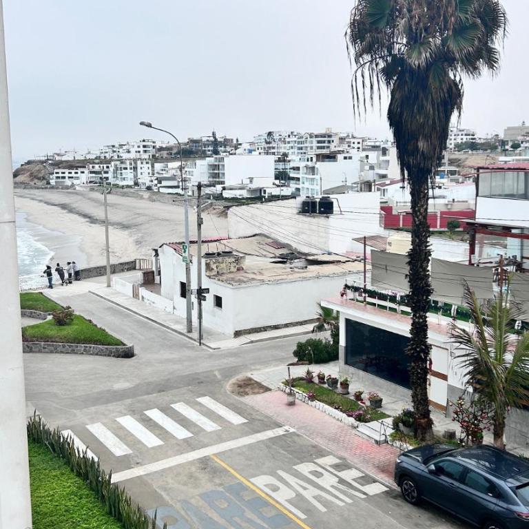 Beach house in Punta Hermosa, central beach area - Four-Bedroom House - 17