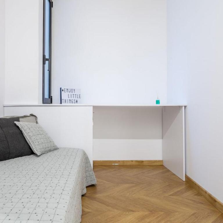 Modern and unique in the heart of alicante - Two-Bedroom Apartment - 12