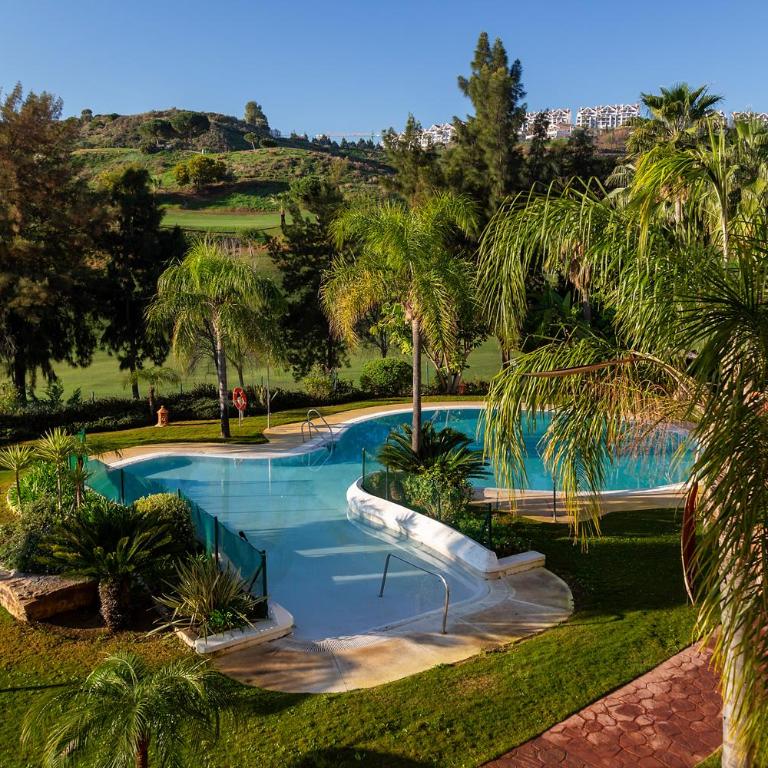 Modern Sea & Golf View 2-Bedroom Apartment with Pool and Terrace in Mijas - Apartamento de 2 dormitorios - 2