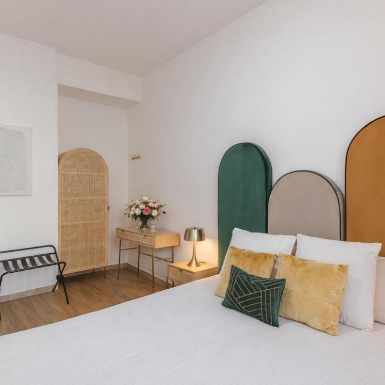 The Novels Suite - Double Room with Private Bathroom - 6