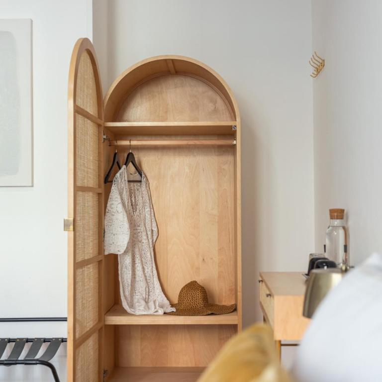 The Novels Suite - Double Room with Private Bathroom - 10