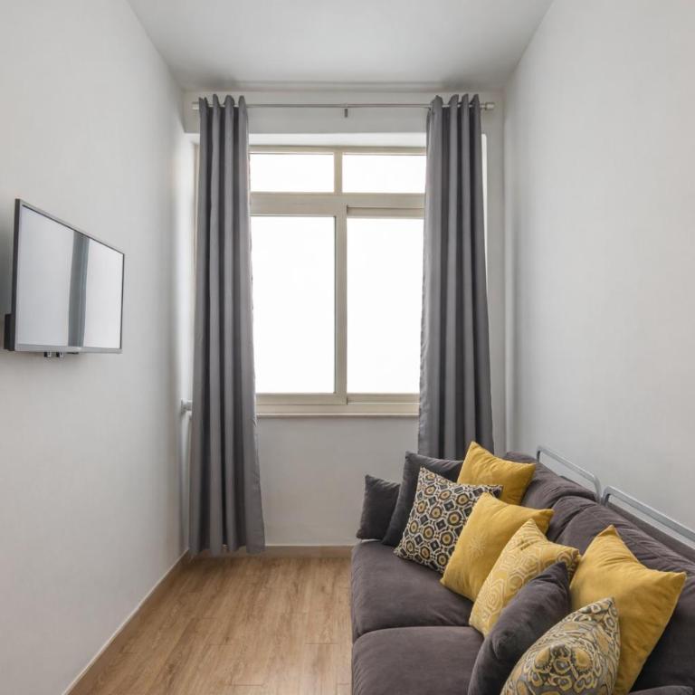 The Novels Suite - Comfort Triple Room - 7