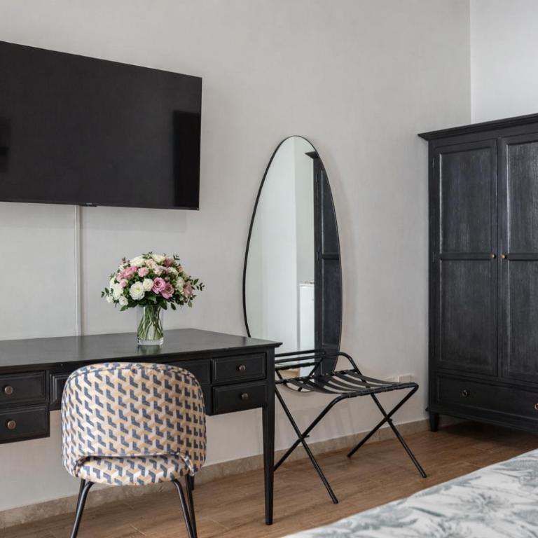 The Novels Suite - Comfort Triple Room - 5