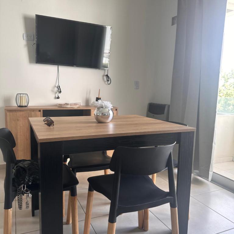 19 y 45 Lp - One-Bedroom Apartment - 1