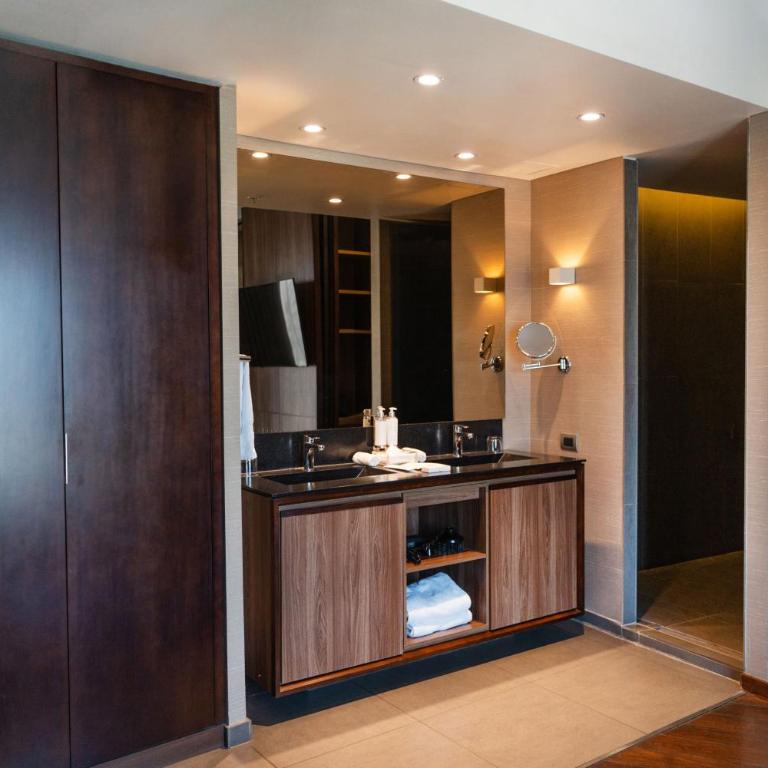 DoubleTree by Hilton Santiago Kennedy, Chile - Habitación con cama extragrande. - 8