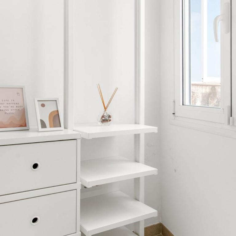 Stylish 2BR Flat in Nerja 1 Min to Torrecilla Beach - Apartamento de 2 dormitorios - 2