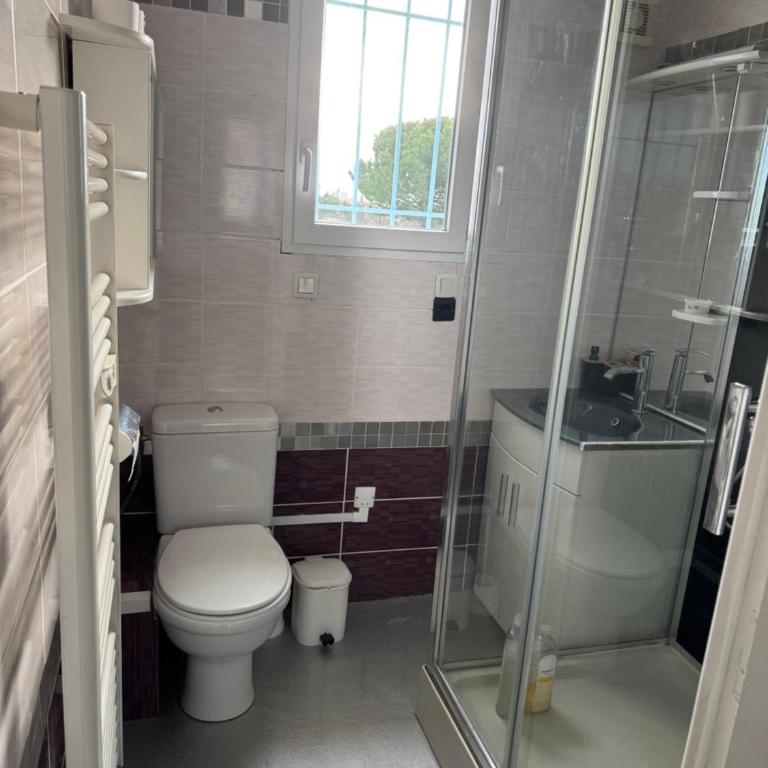 Les Micocouliers - Spacieuse maison,4chambres ,avec Jardin- Parking -Wifi - Maison 4 Chambres - 18