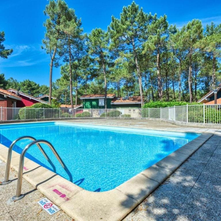 Lacanau Océan, maison 6p, grande terrasse sous les pins, golf, piscine & océan à vélo - Four-Bedroom House - 2