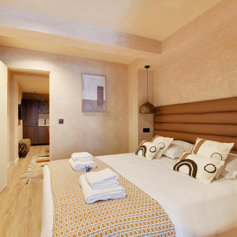 NoChichi Collections - City Center - Two-Bedroom Deluxe Apartment - 14