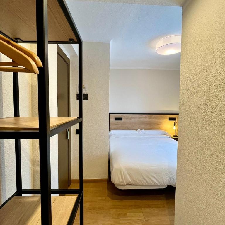 Hotel NIU a 50 m del Funicamp - Habitación Doble Económica - 1 o 2 camas - 1