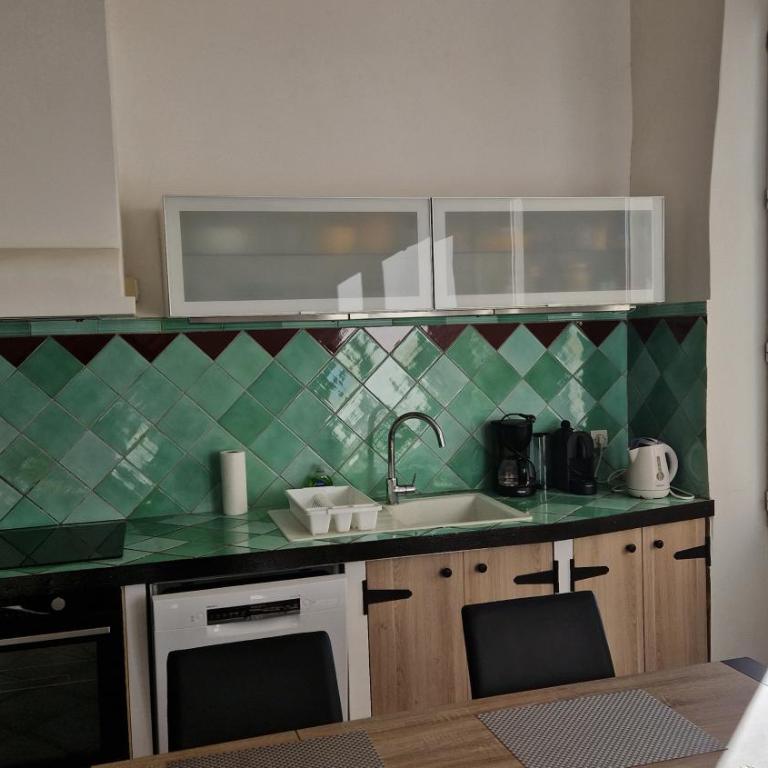 Appartement Cassis 50 m2, en 1ère ligne sur le port, Vue mer, WiFi, Climatisé, Parking - Appartement 2 Chambres avec Vue sur le Port - 12